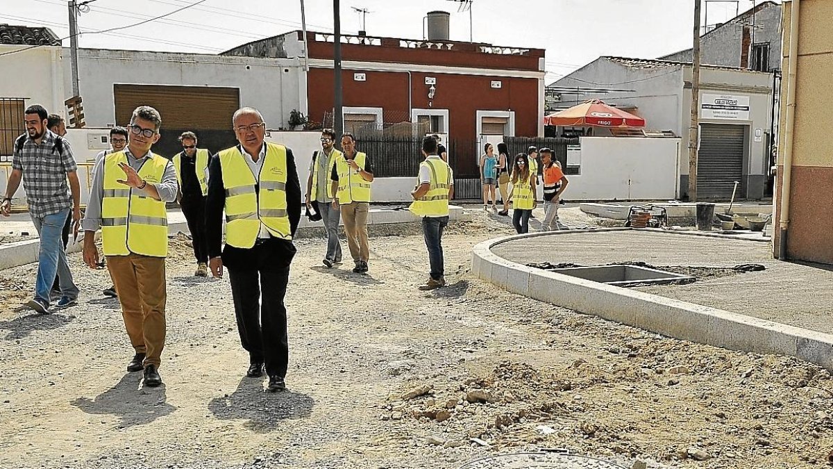 Carles Pellicer, y el concejal Marc Arza, en la presentación de la segunda fase del Pla de Barris.