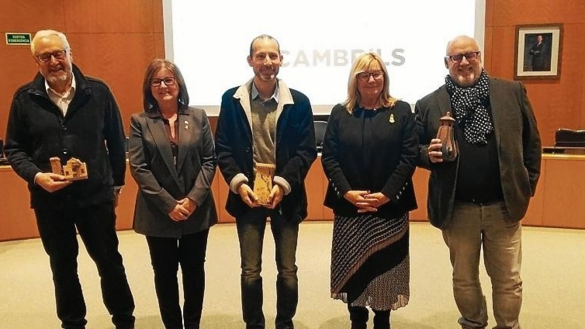 Els tres guanyadors, amb l’alcaldesa cambrilenca i la regidora de Cultura.