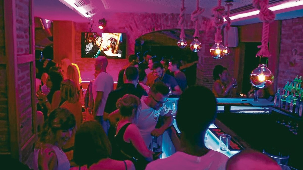 Imagen del interior de Green Dog Café, ubicado en la plaza del Castell, en pleno núcleo del casco antiguo de la ciudad.