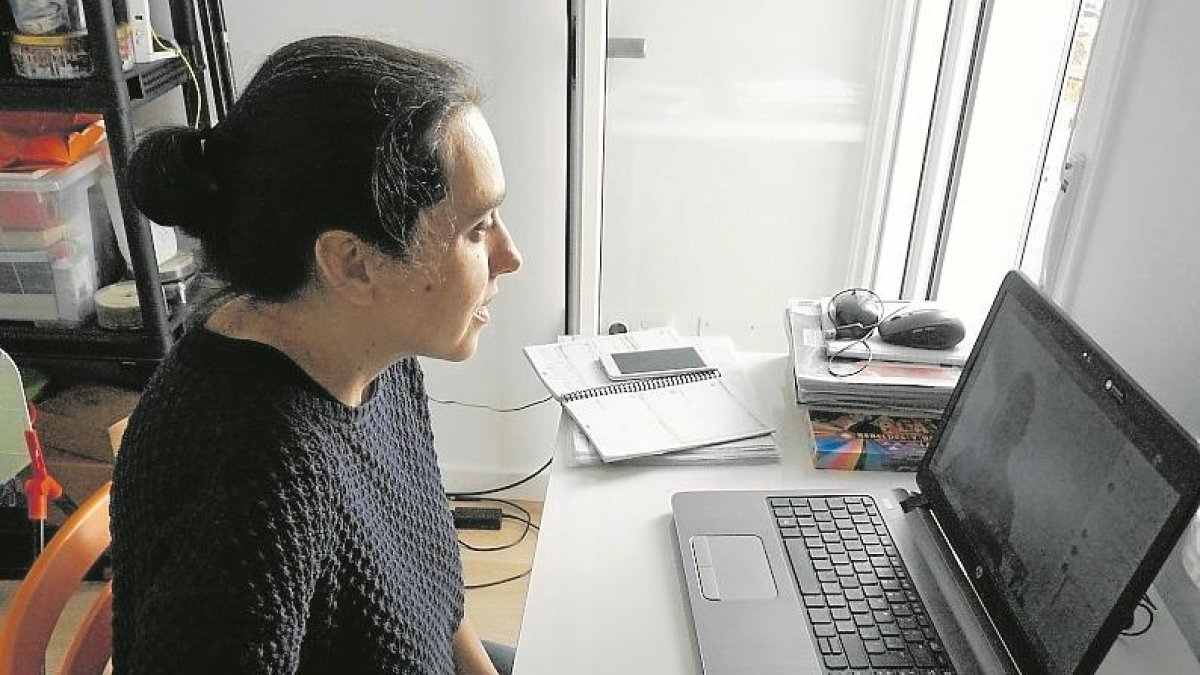 Laura Aceña, profesora, en una tutoría desde casa. Cedida