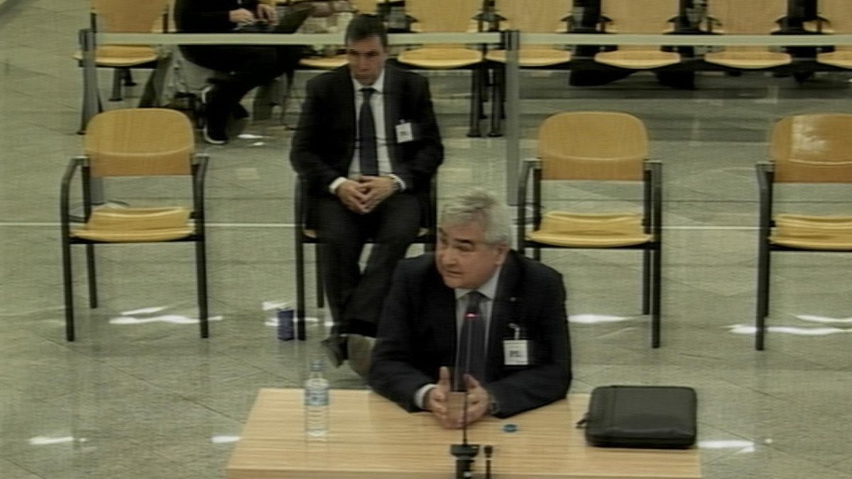 El vallense Cèsar Puig, ayer en la Audiencia Nacional. Detrás, el exdirector de Mossos Pere Soler. ACN