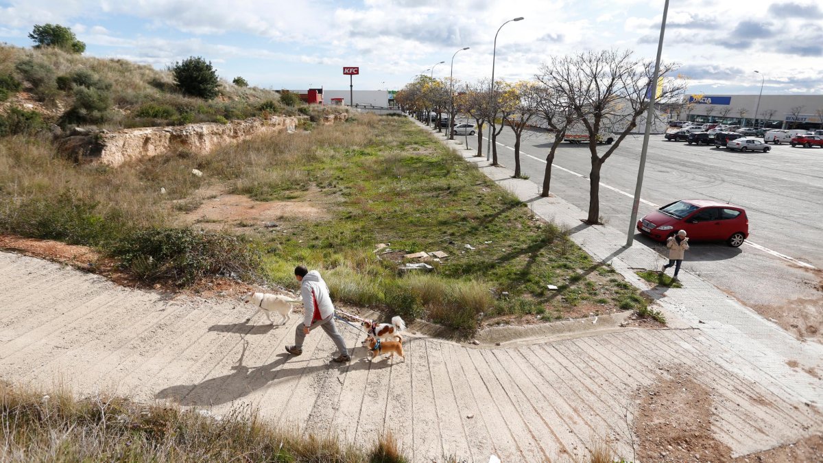 Los terrenos municipales en los que piden poder habilitar una nueva zona de aparcamiento.