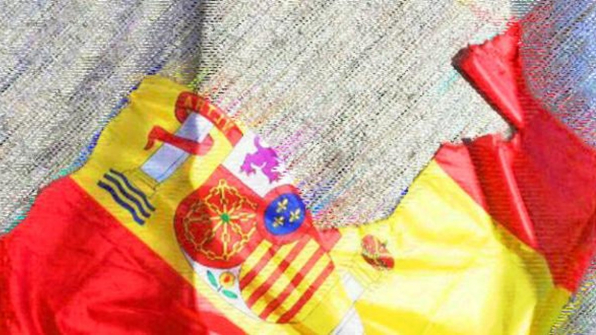 Tres estudiantes condenados por rajar una bandera española