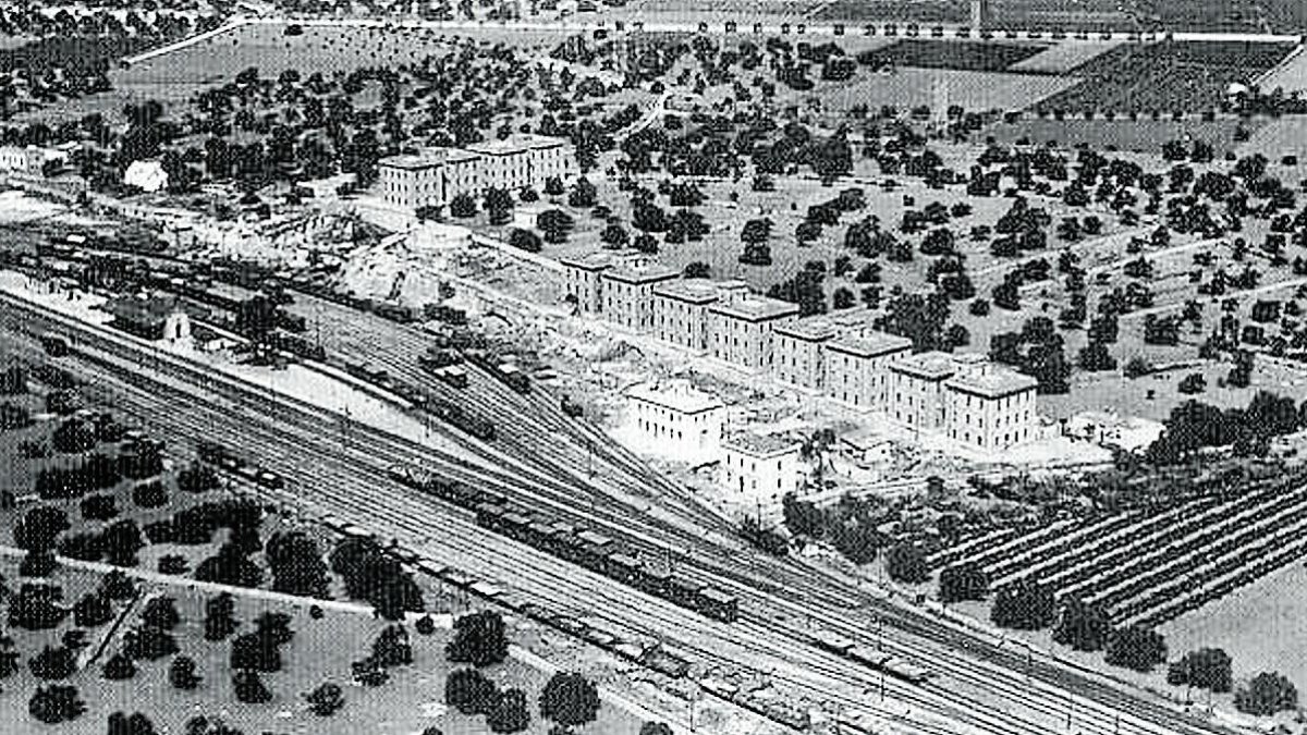 Una imagen de 1920 del barrio ferroviario cuando era una colonia autosuficiente con más de 300 vecinos en los pabellones.