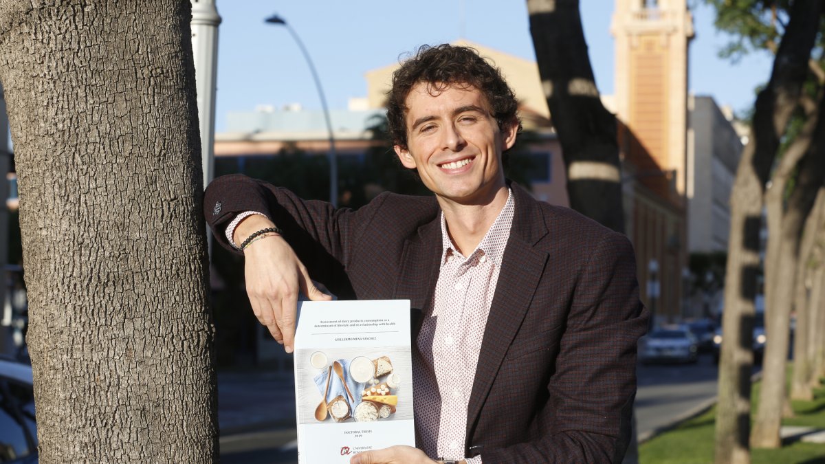 El dietista nutricionista Guillermo Mena-Sánchez, con su tesis doctoral.