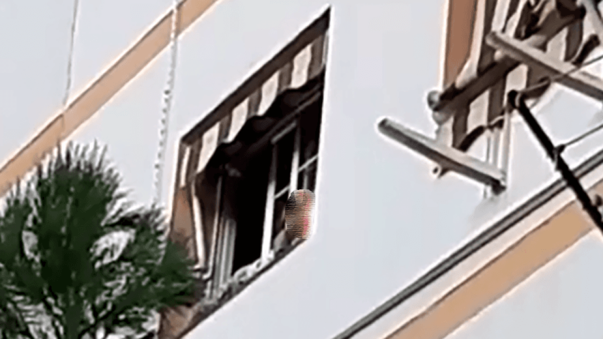 Los vecinos evitan que un niño caiga de un tercer piso en Tarragona