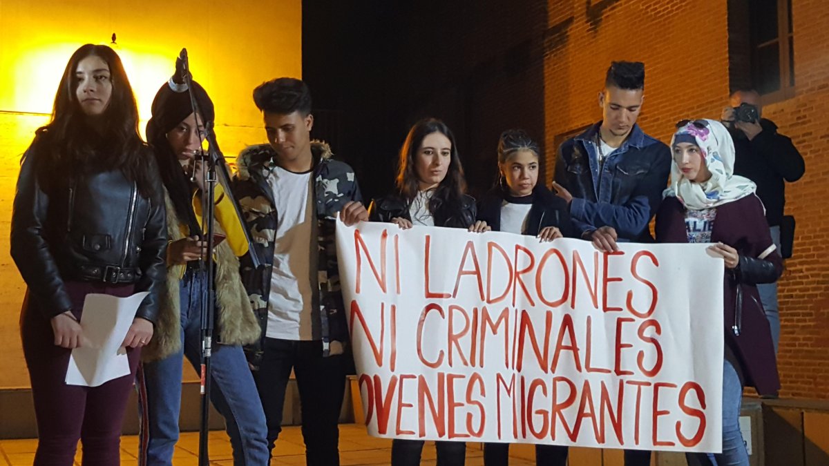 Jóvenes se manifiestan contra el racismo hacia los MENAs, en Canet de Mar el 18 de marzo de 2019.