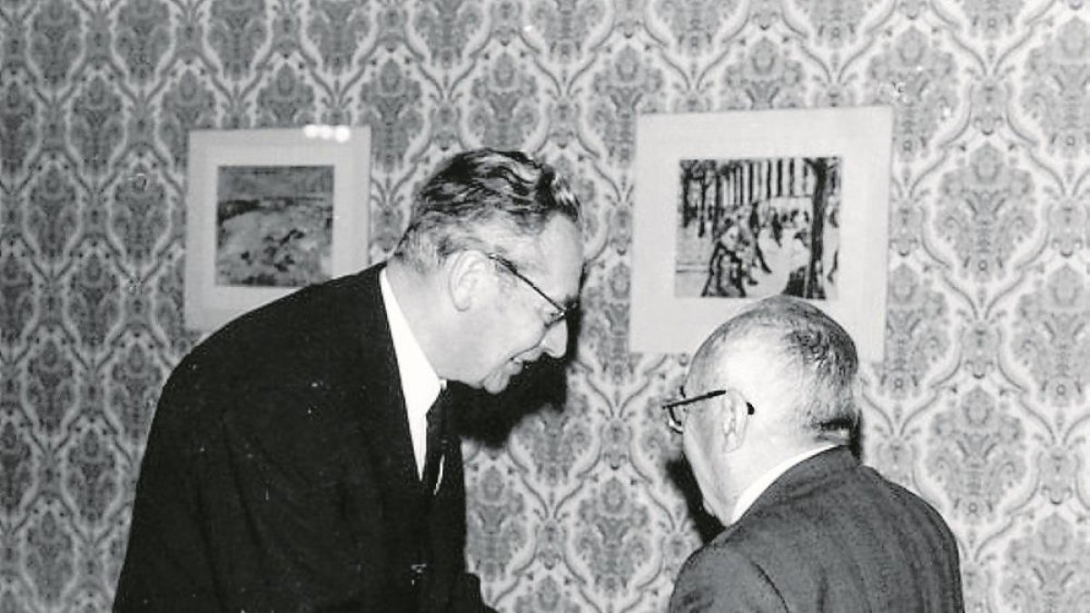 Gil Vernet saludando al rey  Balduino de Bélgica durante el primer SimposiumInternacional de Urodinámica, celebrado en 1971 en Aquisgrán, Alemania.