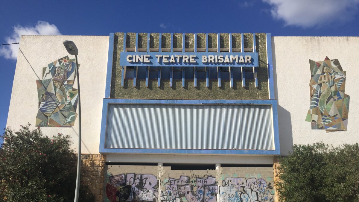 La fachada con los mosaicos de Padrós.