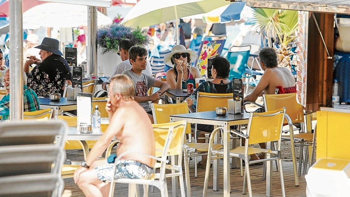 Imagen de uno de los chiringuitos en la playa de Llevant de Salou.