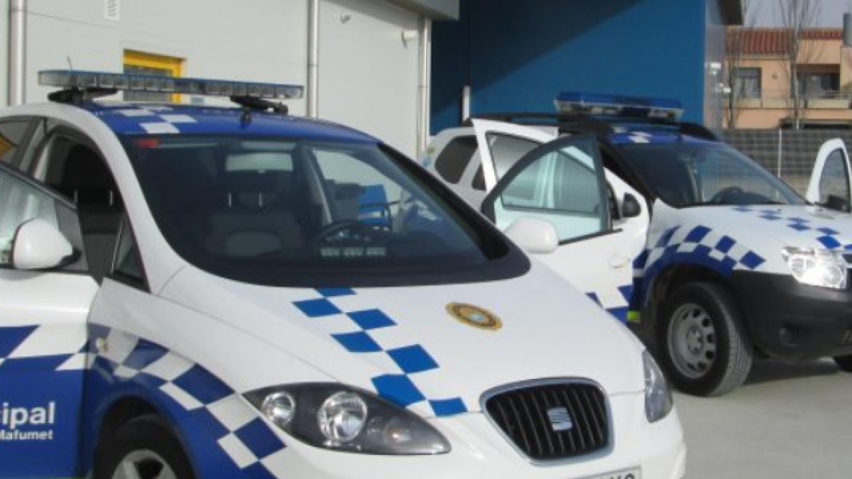 La patrulla de Vigilantes de La Pobla inmovilizó el vehículo y pidió ayuda a los Mossos de Trànsit.