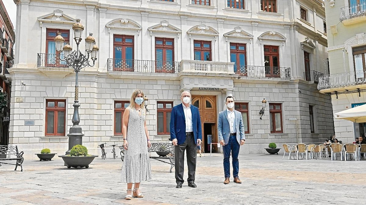 Noemí Llauradó (ERC), Carles Pellicer (Junts per Reus) y Daniel Rubio (Ara Reus), el pasado jueves en el Mercadal.
