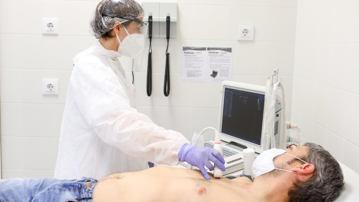 La médico de familia Yolanda Herranza, haciendo ayer una ecografía pulmonar en el ABS de Riudoms.