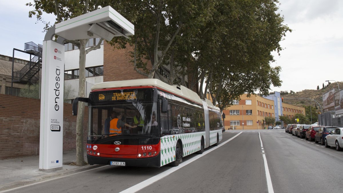 Punto de recarga ultrarrápida para autobuses eléctricos en la línea H16 de Barcelona.