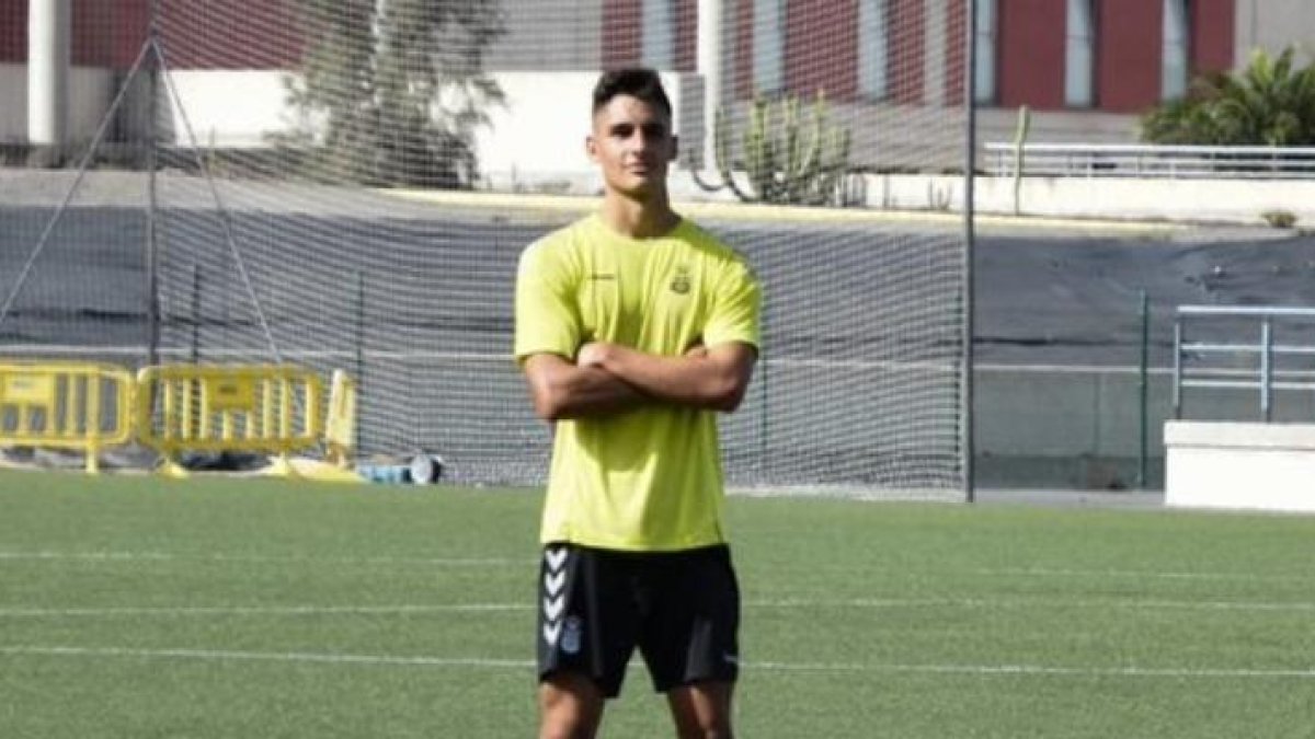 Cardona posa con la camiseta de entrenamiento de Las Palmas.
