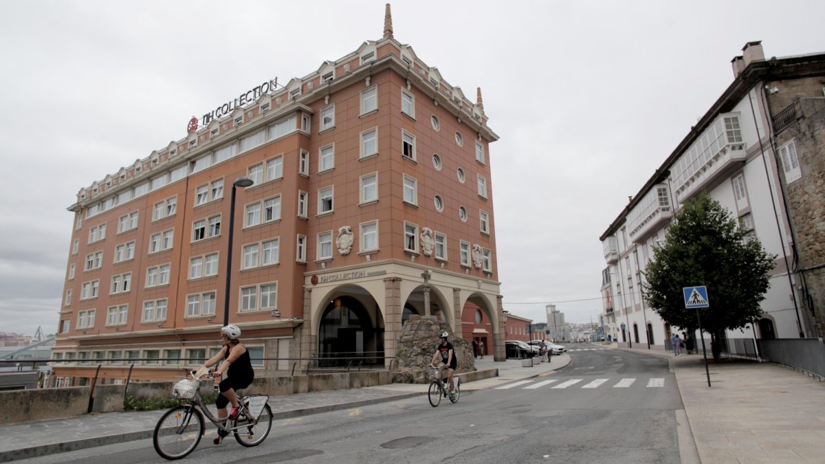 El hotel de La Coruña donde se encuentra confinado el equipo madrileño del Fuenlabrada, con 28 positivos en total.
