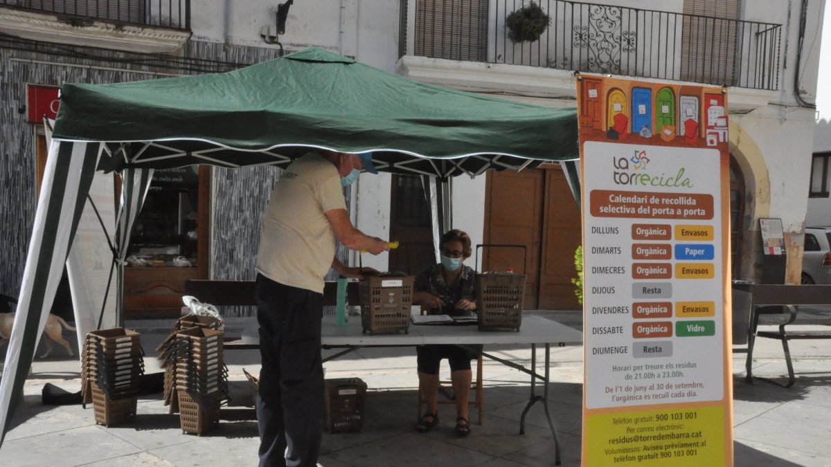 Una carpa con cubos de recogida y en la que se informó de la forma correcta del puerta a puerta.