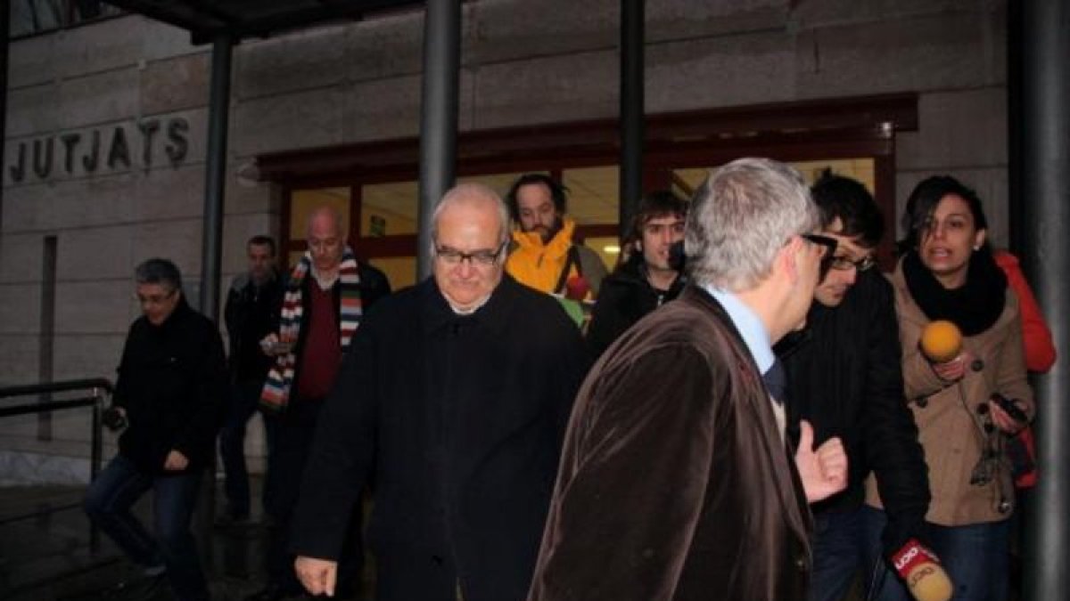 El ex director general de Innova saliendo de los juzgados de Reus justo empezar el caso en 2012.