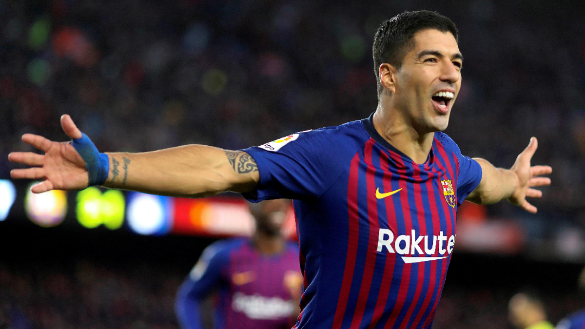 El delantero uruguayo del FC Barcelona Luis Suárez celebra su tercer gol ante el Real Madrid.