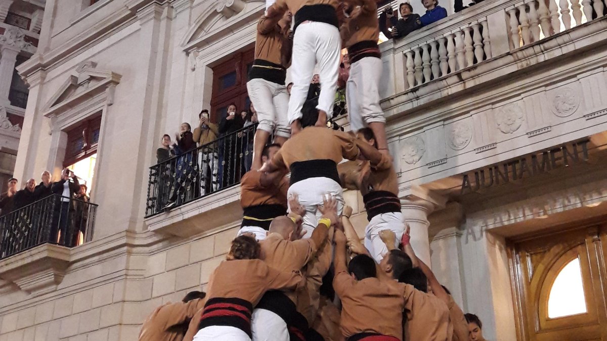 Tercer 3de9 amb folre dels Xiquets de Reus descarregat ahir, a la diada de la Colla dels Xiquets de Reus, a la plaça del Mercadal.