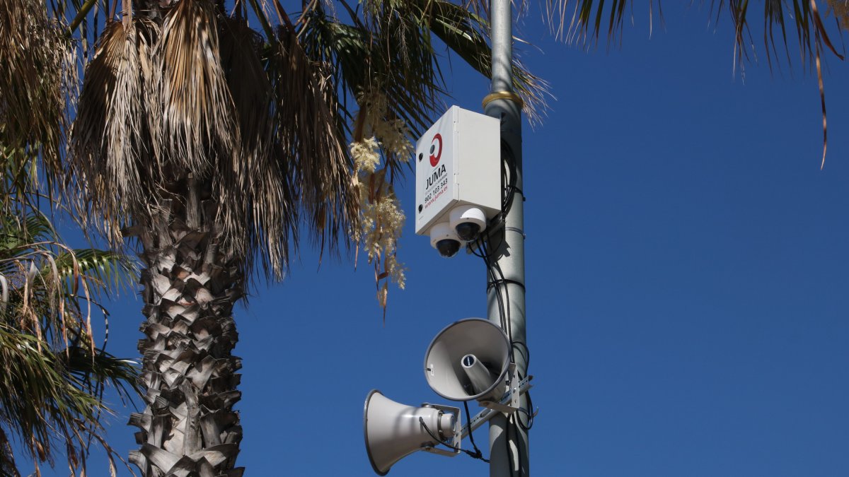 Pla tancat d'un dels sensors que regulen l'aforament a la platja de l'Arrabassada de Tarragona.