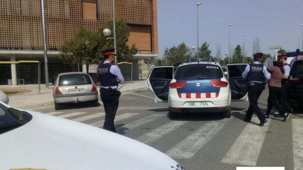 Imagen de archivo de una detención de Mossos.