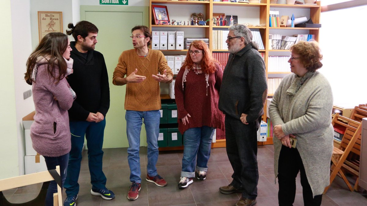 Alguns membres de Carrutxa, al local de l’entitat.