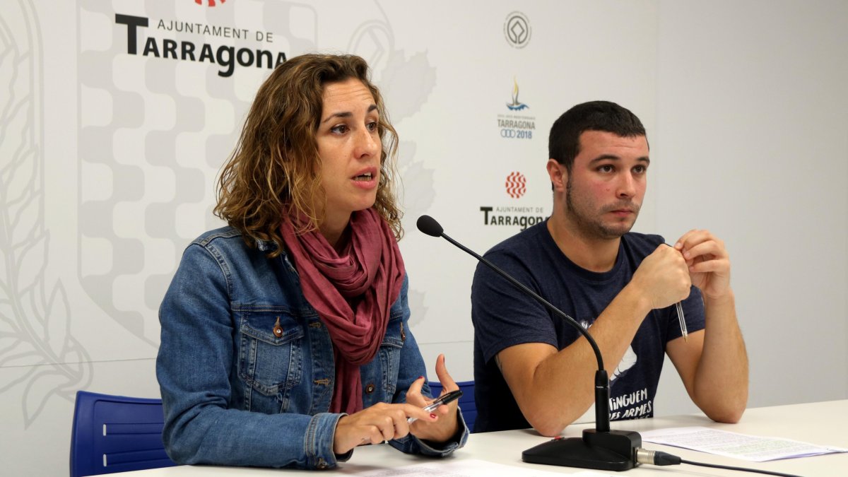 Laia Estrada, regidora de la CUP de Tarragona, i d'Edgar Fernàndez, diputat a la Diputació de Tarragona.