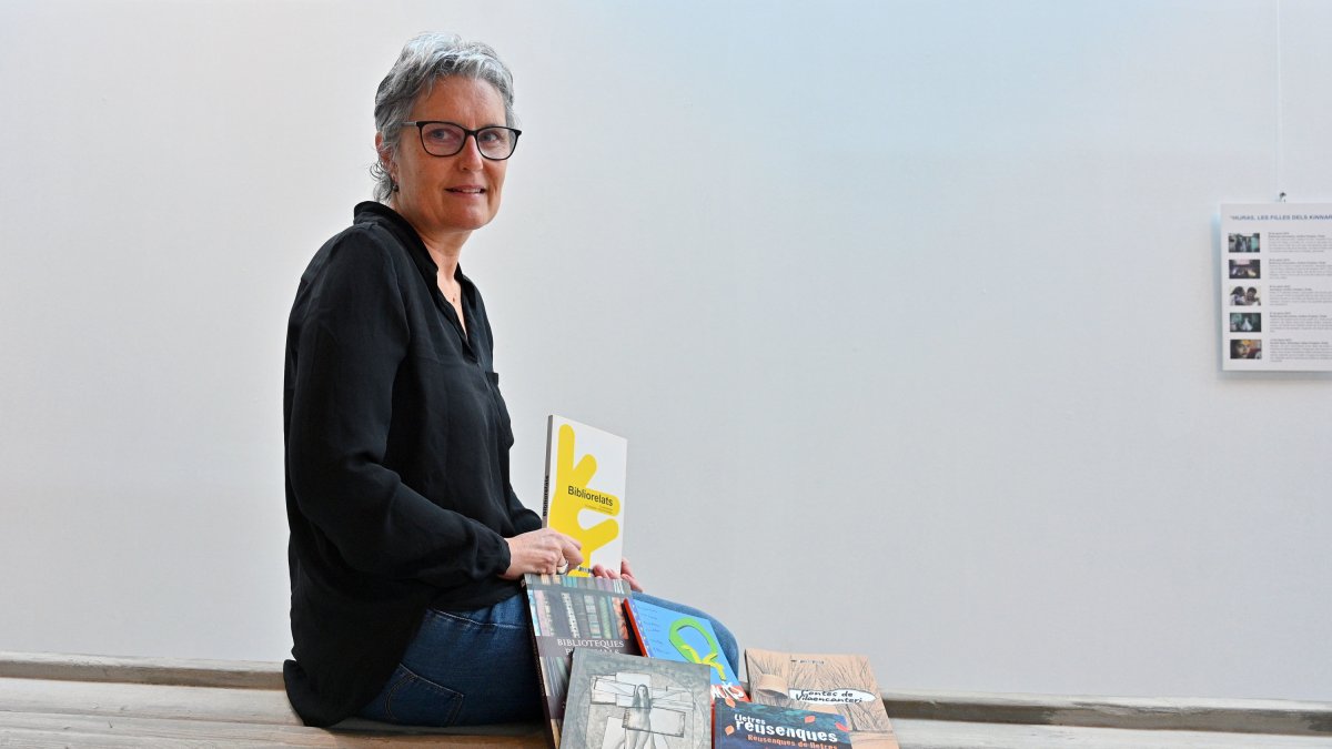 L’escriptora amb els sis llibres que ha publicat la iniciativa literària Reusenques de Lletres.
