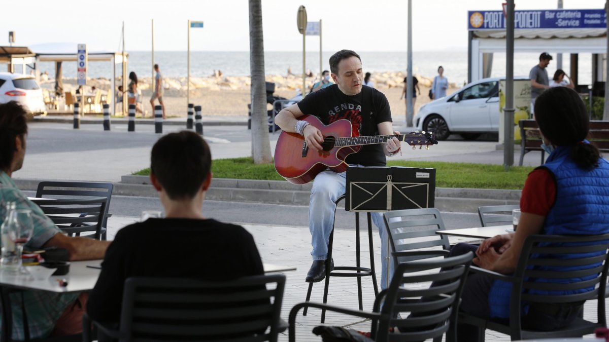 Ian Lints, tocando esta semana en la terraza MArt, de Cambrils, en uno de los primeros conciertos en la provincia.