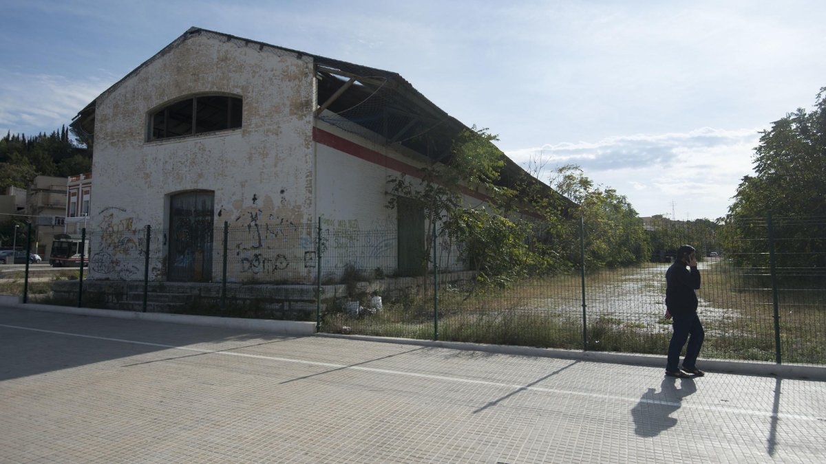 A l’esquerra, imatge dels magatzems actualment, a la vora de l’espai que es va habilitar fa uns anys per creuar del barri del Temple a l’Eixample. Sobre aquestes línies, imatge del magatzem, originalment sols una estructura, construït a finals del segle XIX.