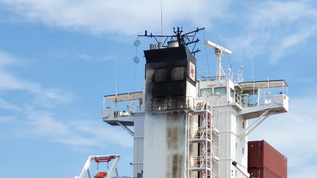 El incendio se ha localizado en la popa del buque.