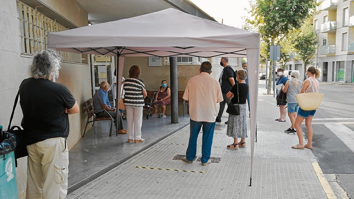 Usuaris esperant a les portes del CAP de Deltebre, per ser atesos.