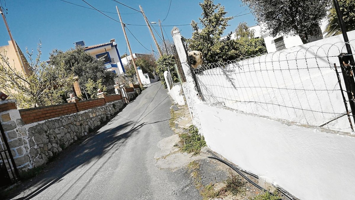 Calles sin aceras y con las cañerías de agua para el suministro.