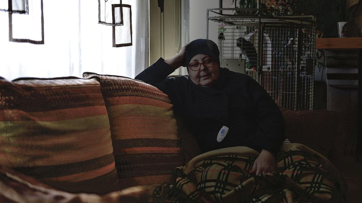 Luz Baz en el sofá de su vivienda en Tarragona, en un momento de la entrevista.