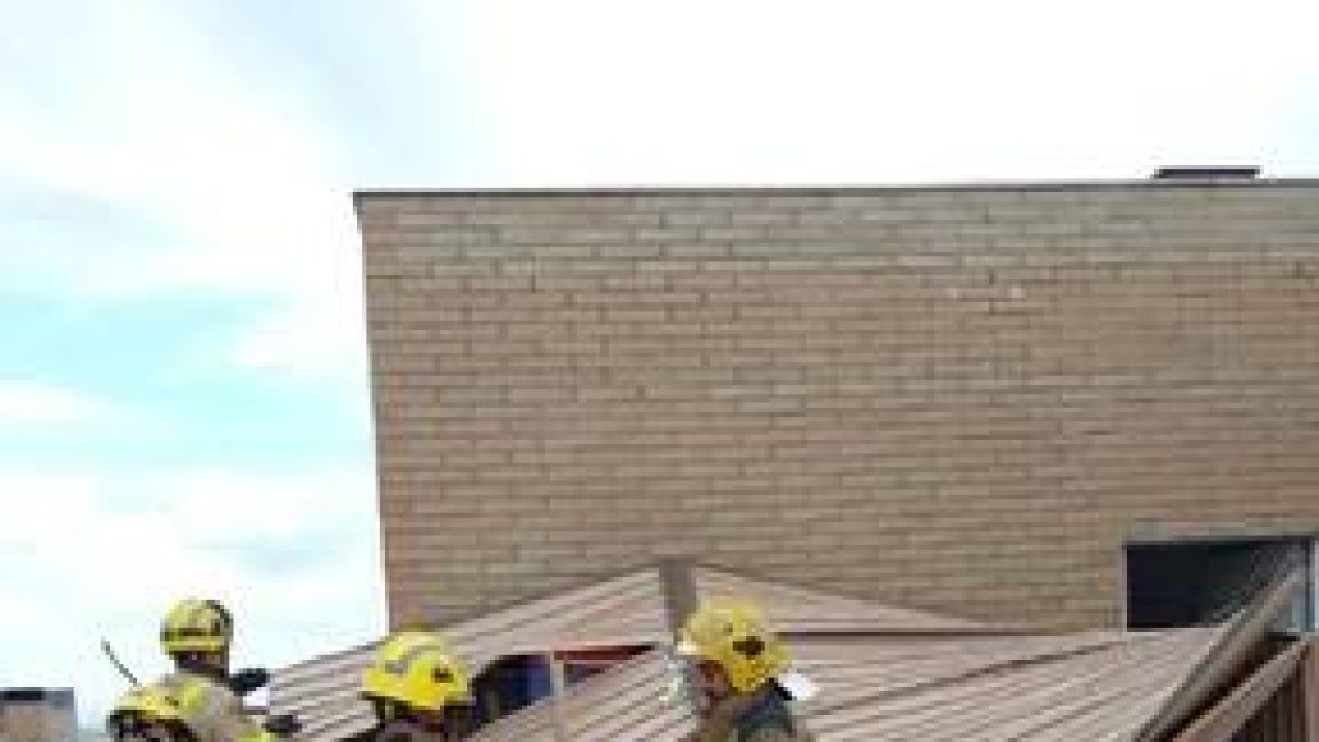 Planchas de una caseta metálica situada en la calle Sol i Ortega de Reus que han salido volando.