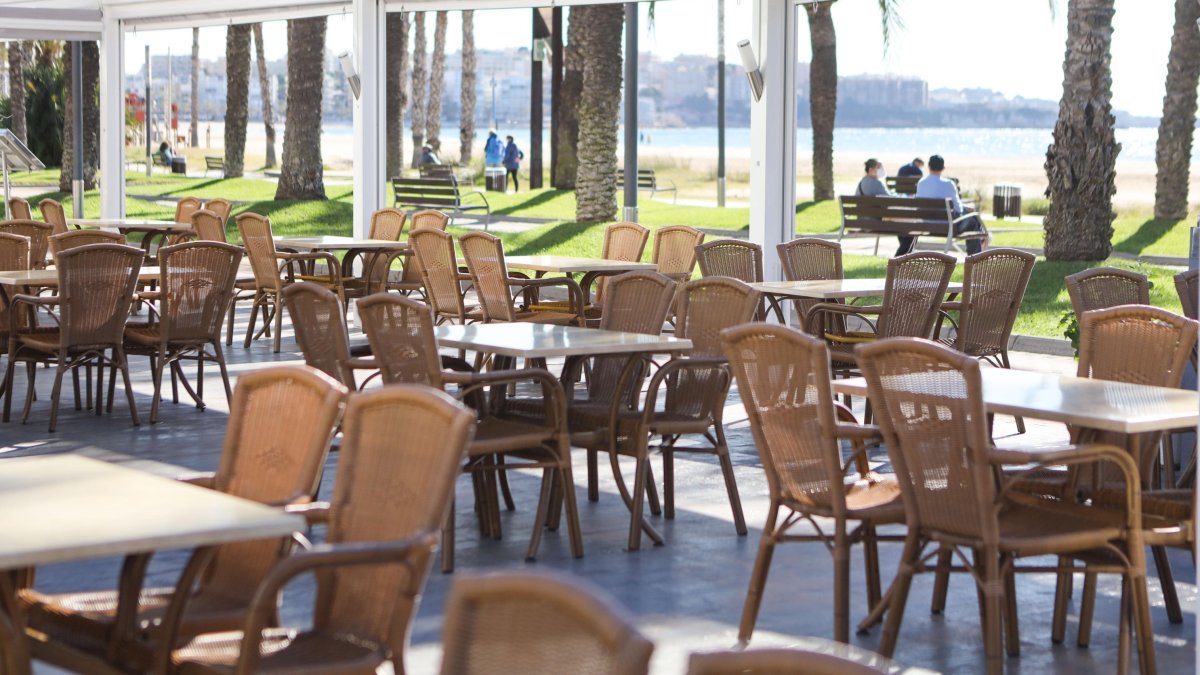 Una terraza, vacía, que se llenará por la noche a partir del 10 de mayo.