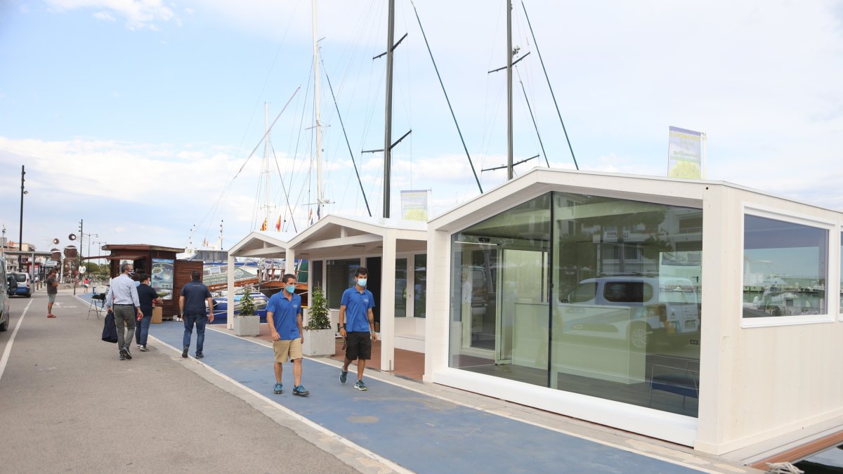 Las casetas ya acabadas que darán servicio a la dársena.