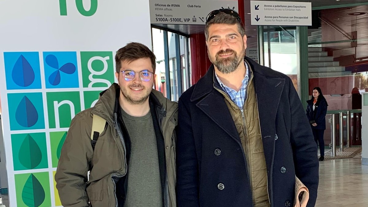 Pau Jornet y Hadar Ayxandri, responsables de Ebredrone, en la Feria Genera del sector de las renovables, en Madrid.