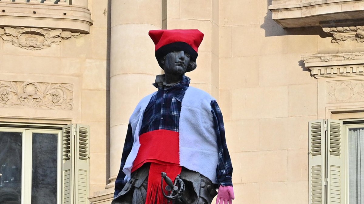 Las estatuas de Reus se disfrazan en honor a los sanitarios