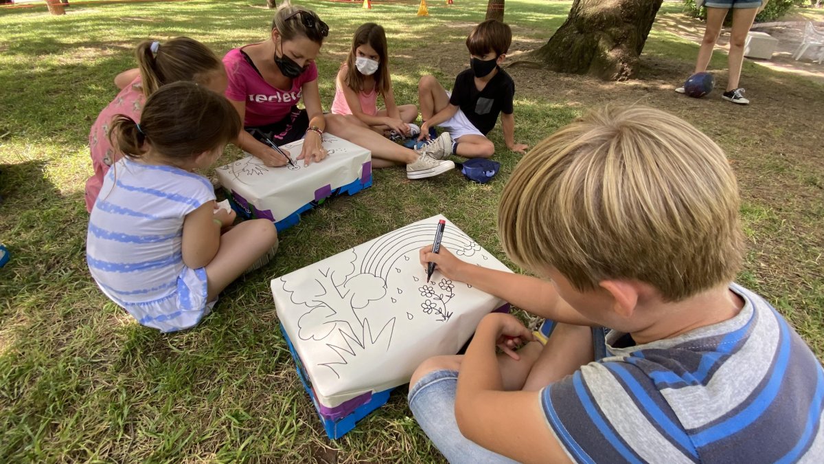 Un grupo de niños dibujando ayer en el parque. La Parcquinta acaba el domingo.