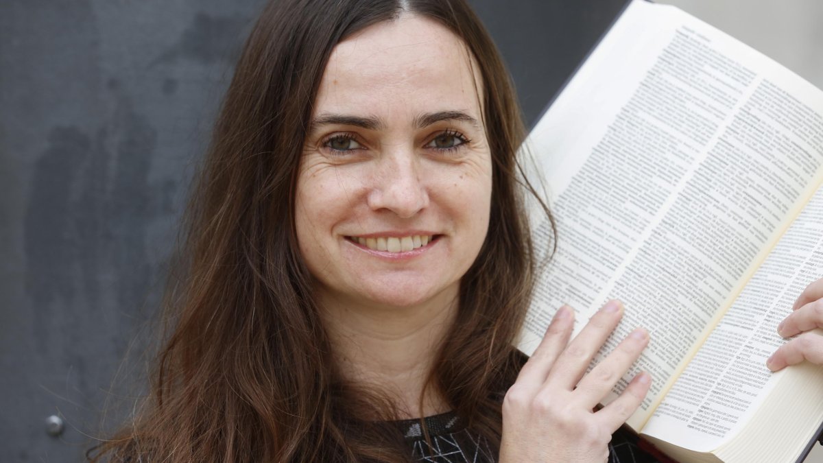 Maria Rossich amb un diccionari d’holandès.
