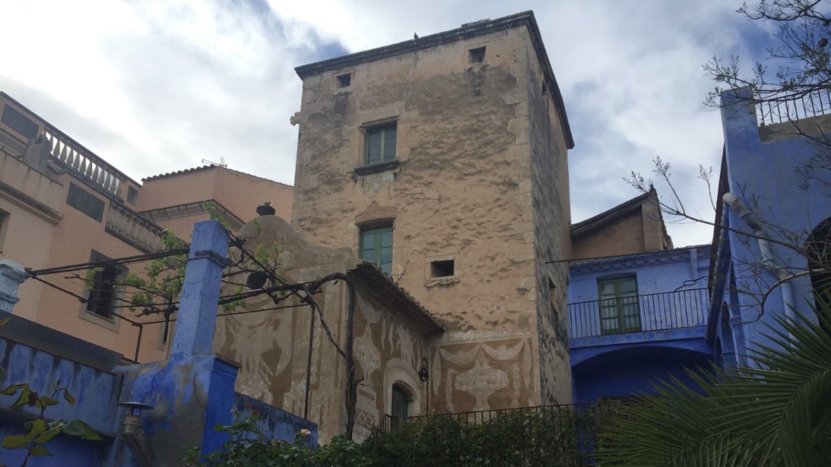 La capilla a los pies de la torre.