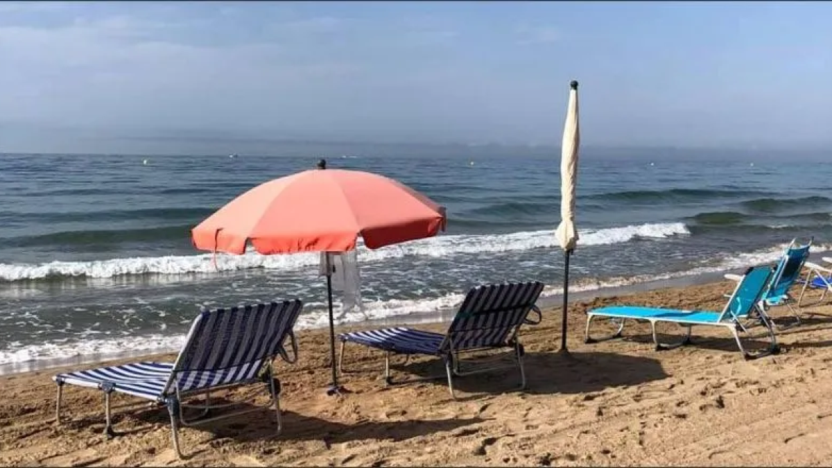 La policía que se llevará las sillas 'reserva espacio' en las playas
