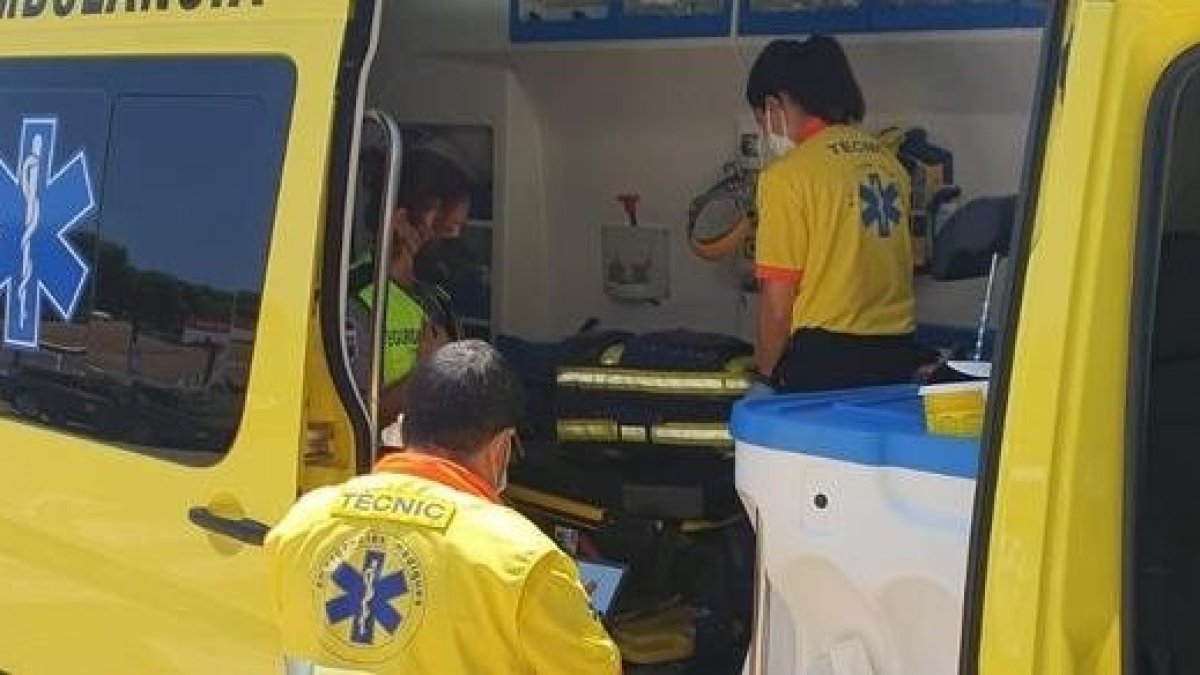La vigilante, atendida dentro de la ambulancia del SEM.