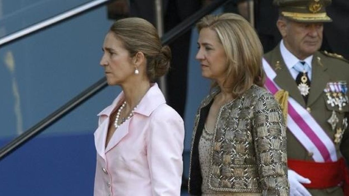Imagen de archivo de las infantas Elena y Cristina. EFE