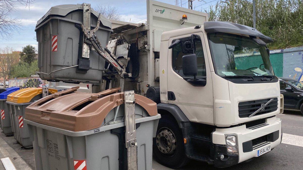Un camión de la basura realizando el servicio.