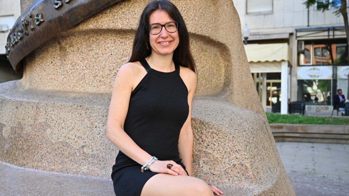 Lorena de la Fuente, el martes, en la Plaça Verdaguer antes de la entrevista.