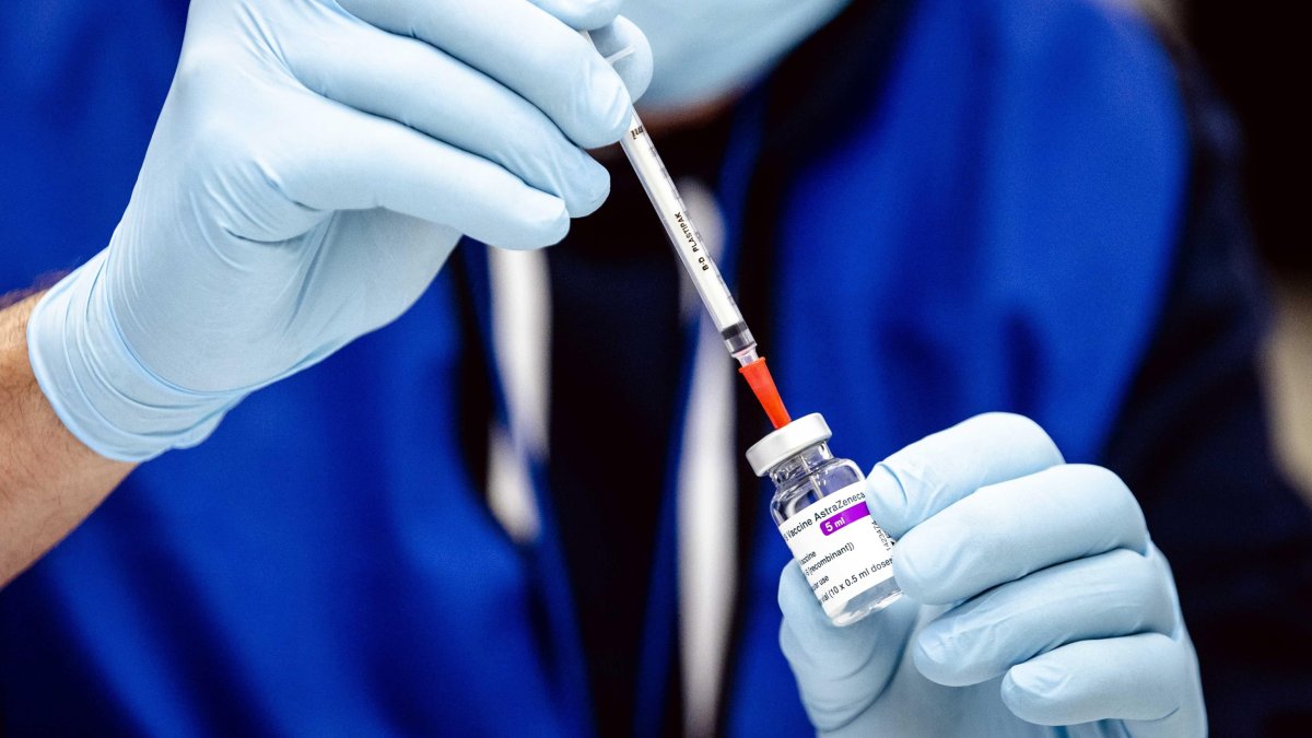 Imagen de un vial de la vacuna de AstraZeneca. EFE