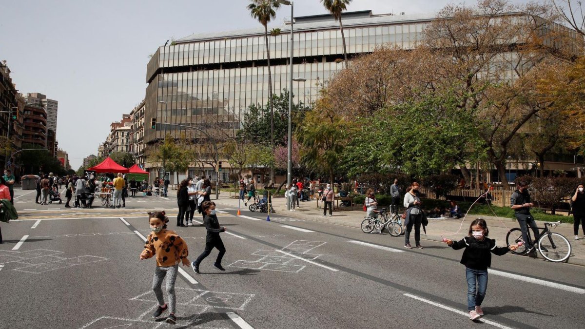 Catalunya prevé dejar que bares y restaurantes abran hasta las 23 horas. EFE